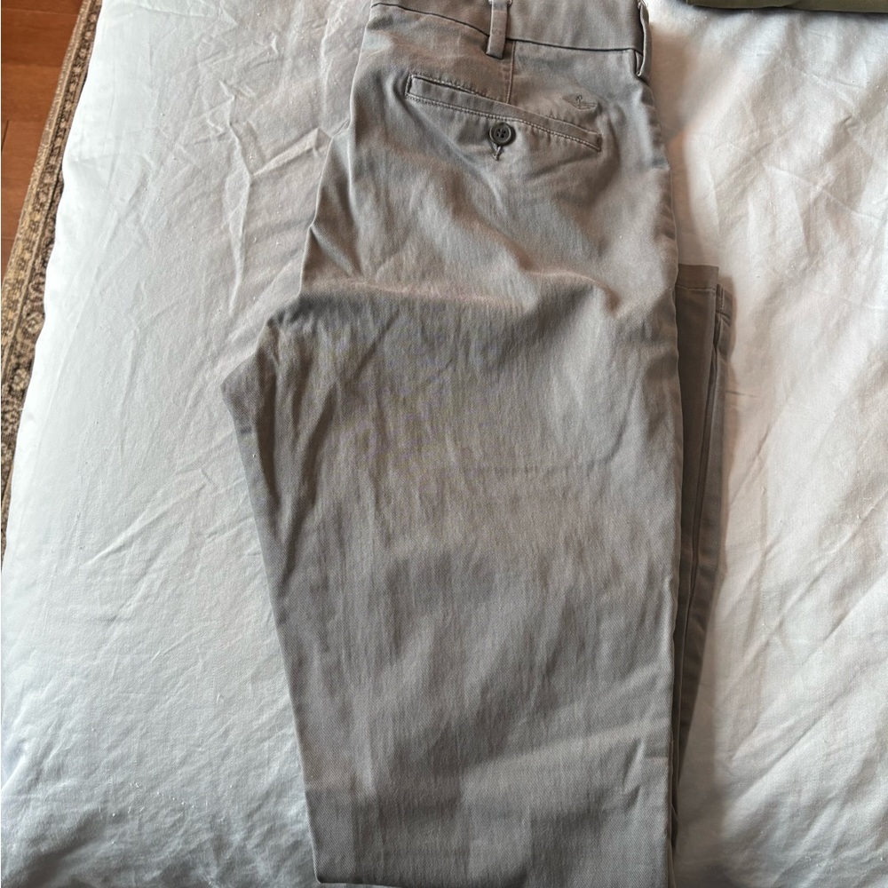Dockers Men's Light Gray Chinos